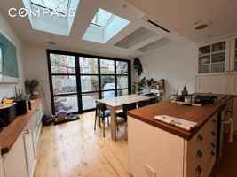 featured image of 427 10th St #TH