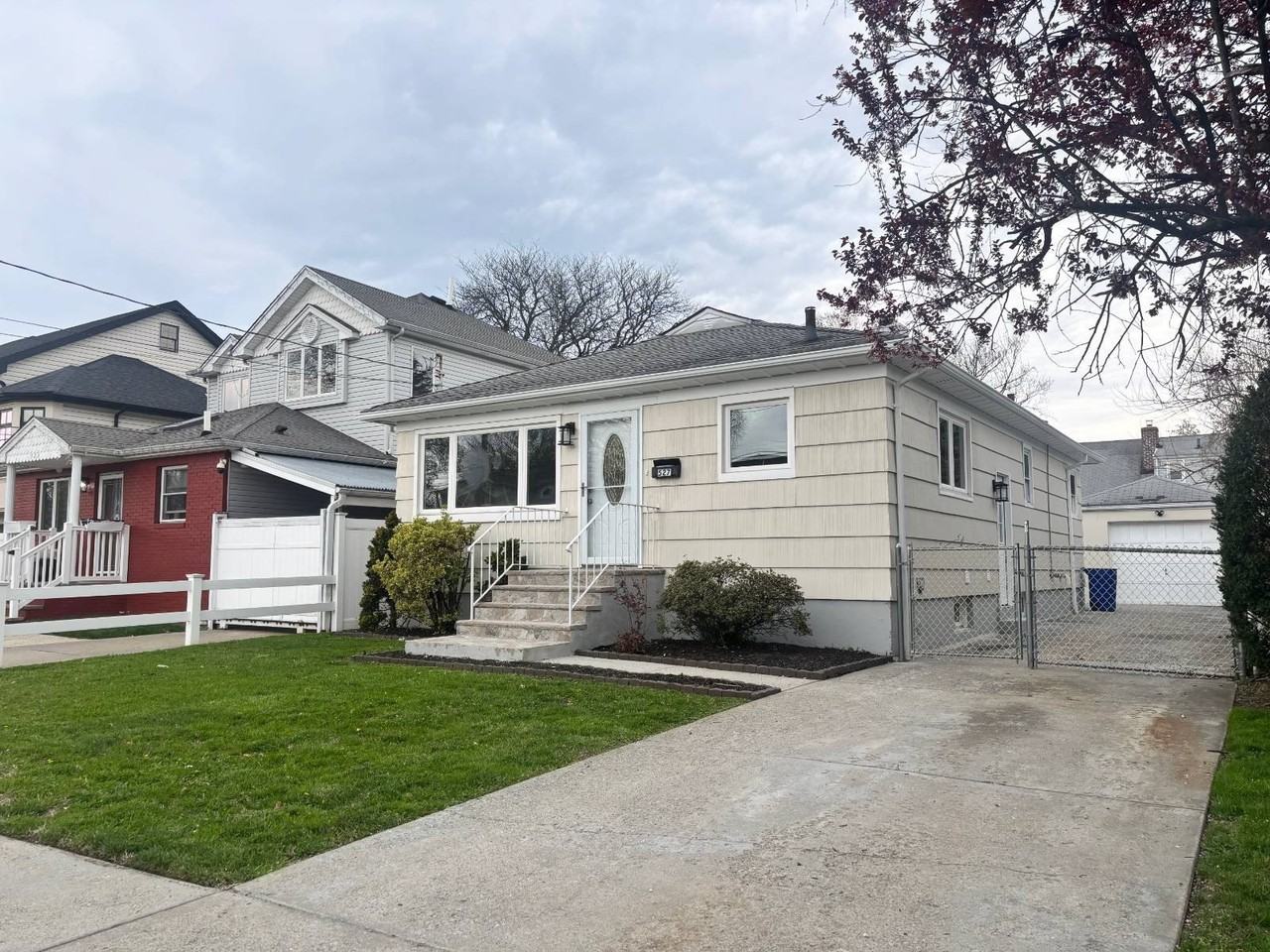 527 Willowbrook Rd - Photo 2 of 17