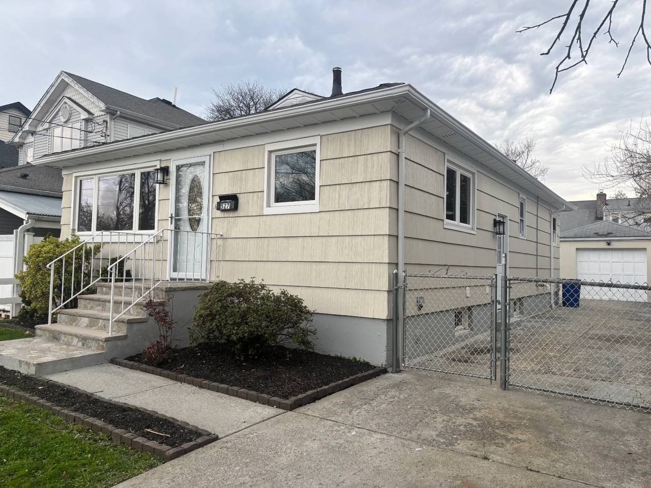 527 Willowbrook Rd - Photo 3 of 17