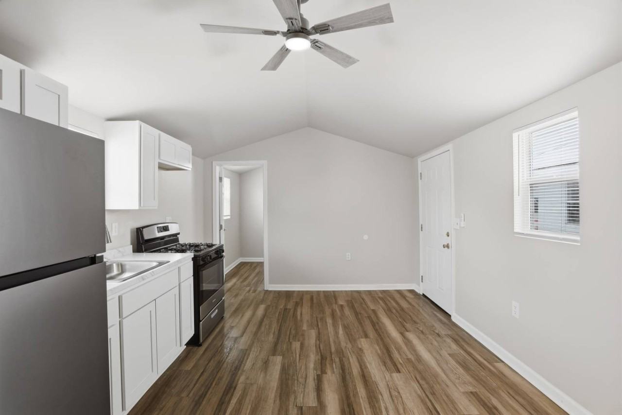 22600 Middlebelt Rd #D13 - Photo 3 of 11