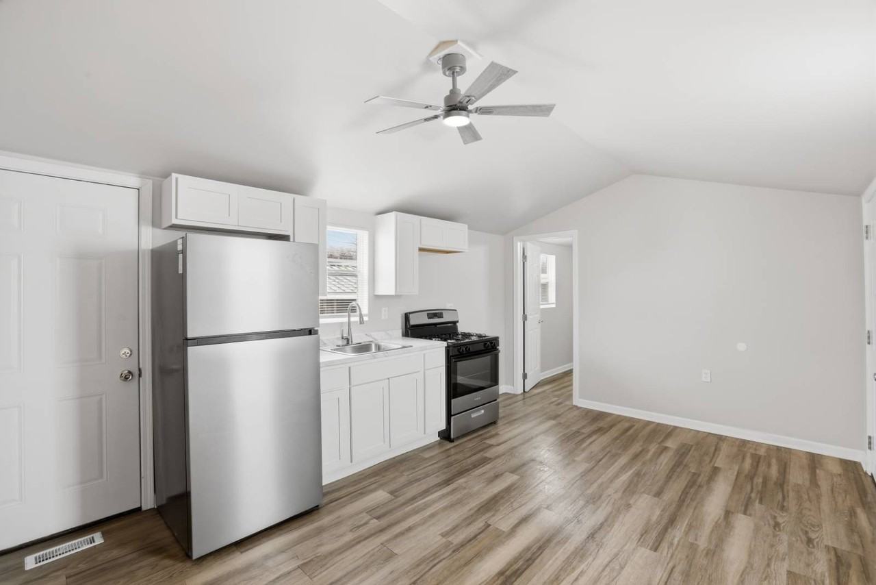 22600 Middlebelt Rd #D13 - Photo 7 of 11
