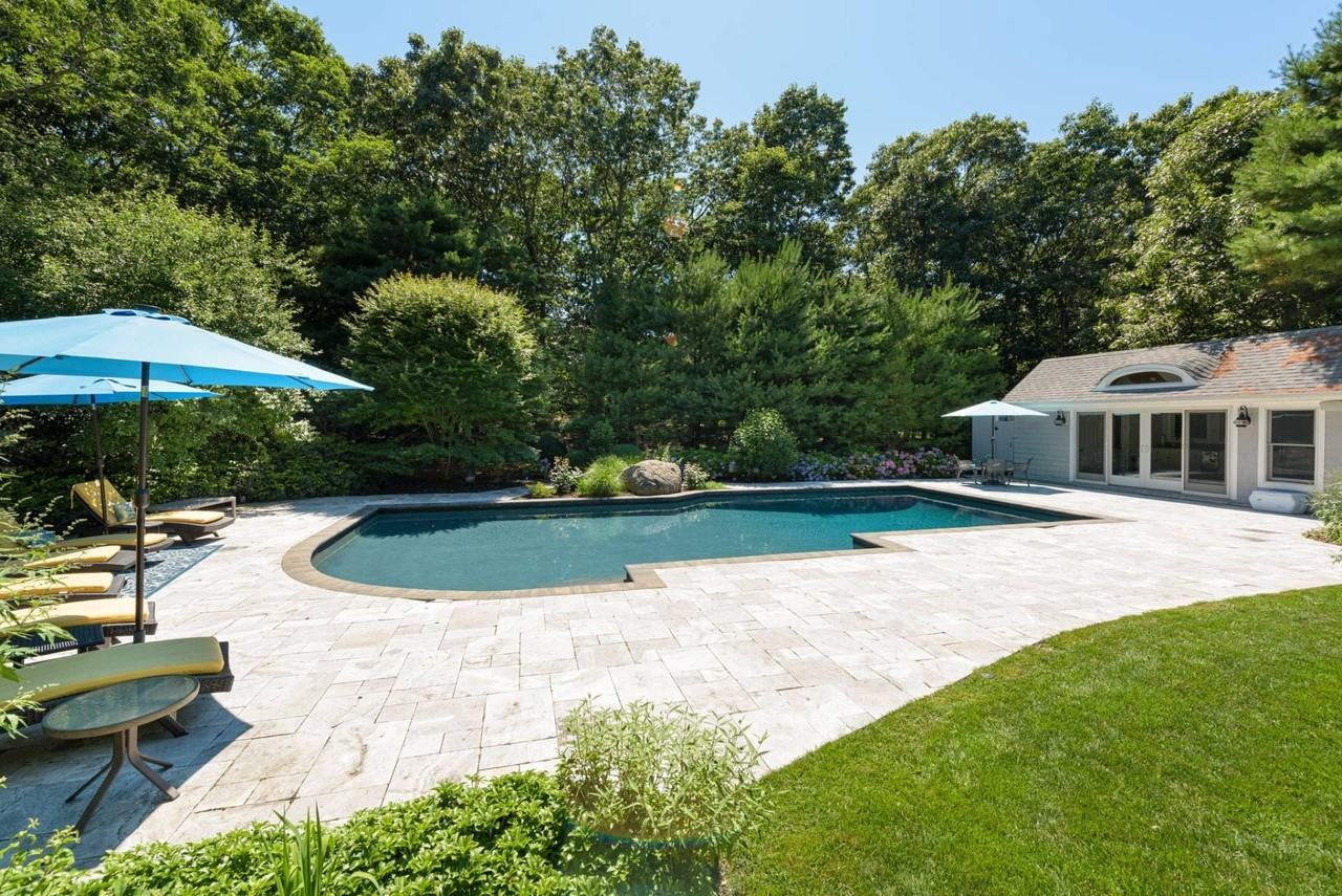 23 Hedges Banks Dr - Photo 2 of 30
