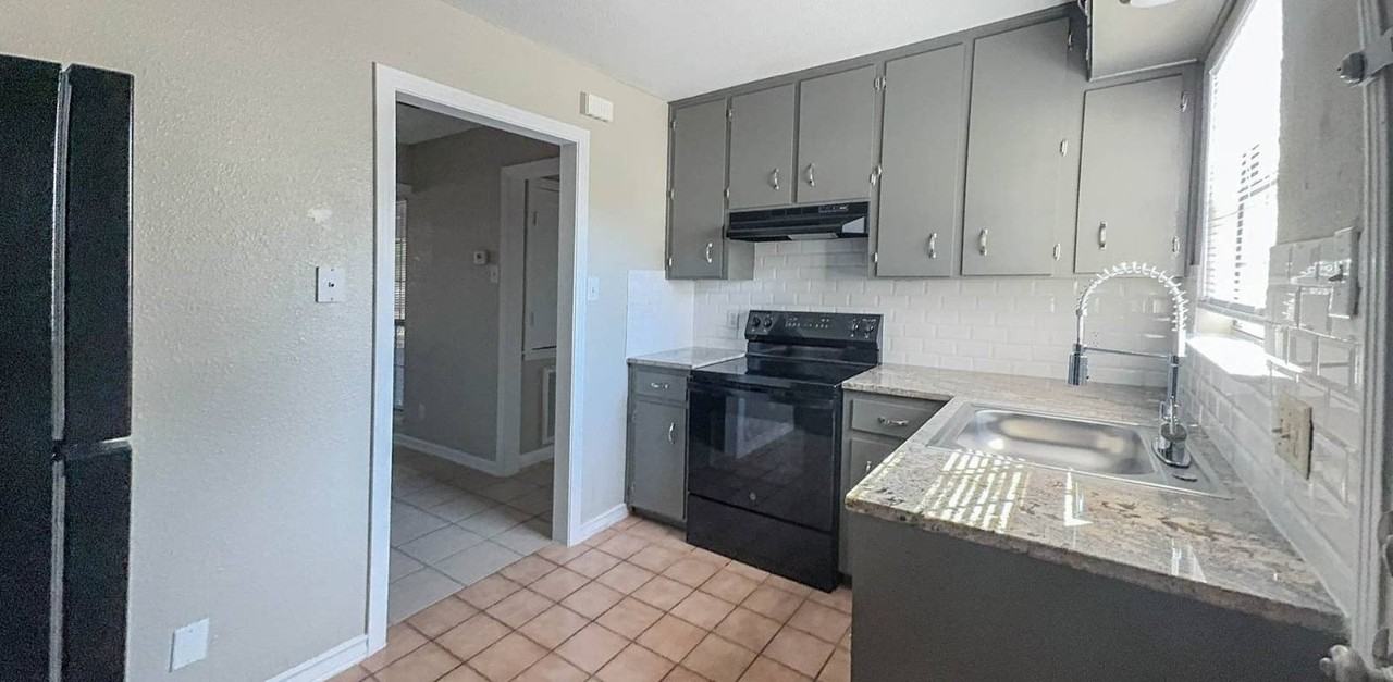 909 Wells St - Photo 6 of 14