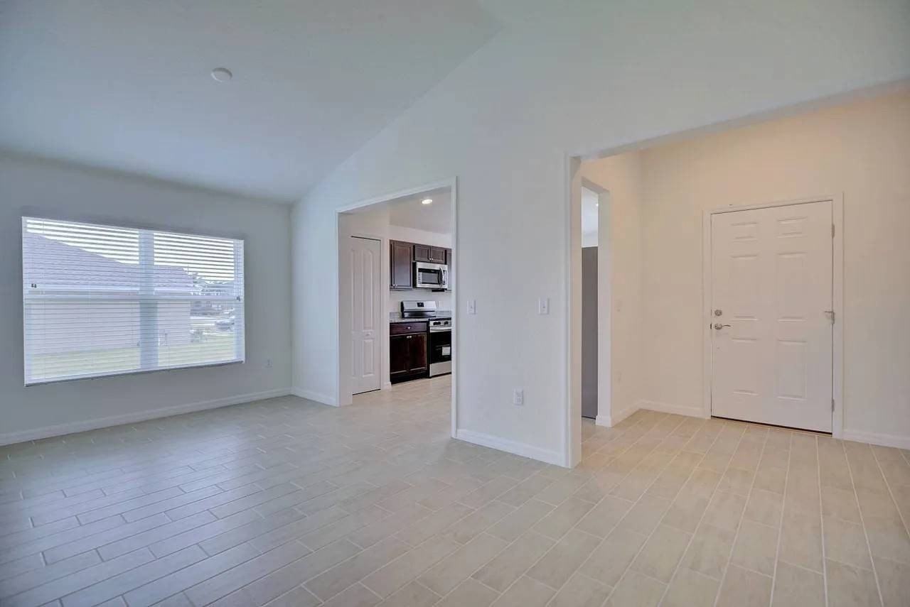 4548 Adrienne St - Photo 6 of 21