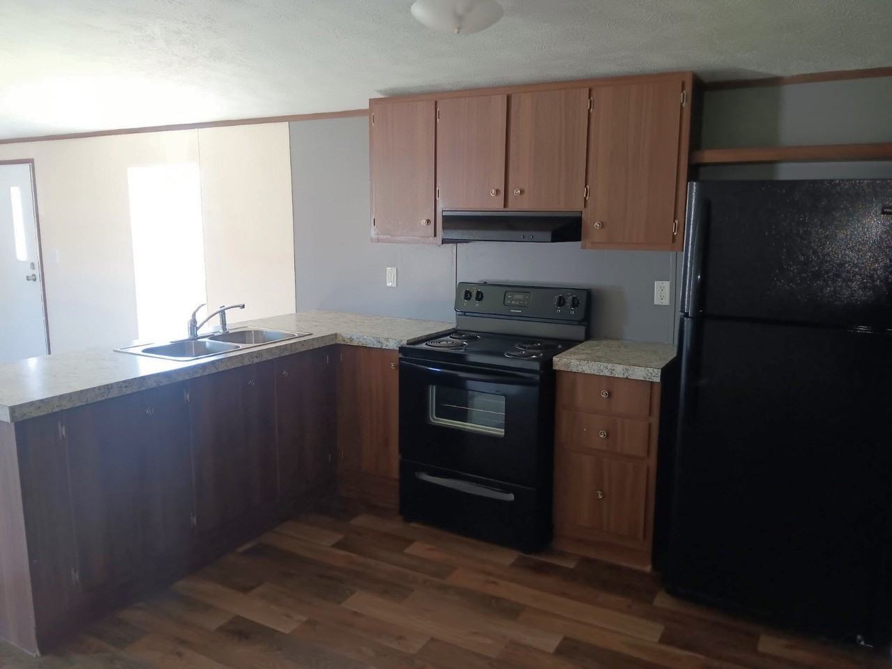 570 Banjo Way - Photo 3 of 10