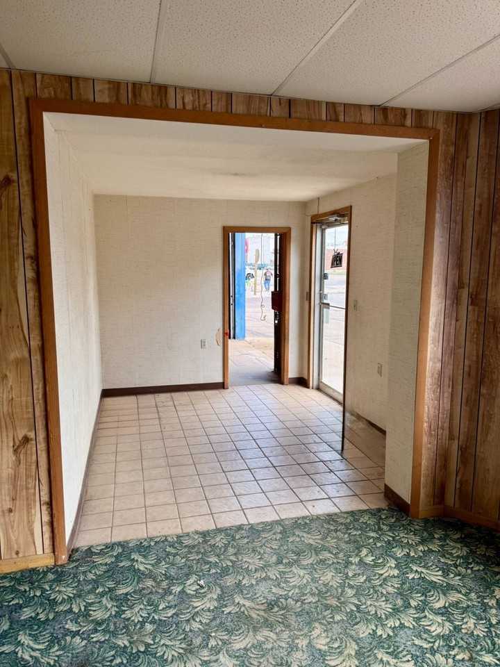 305 W 5th St - Photo 4 of 8