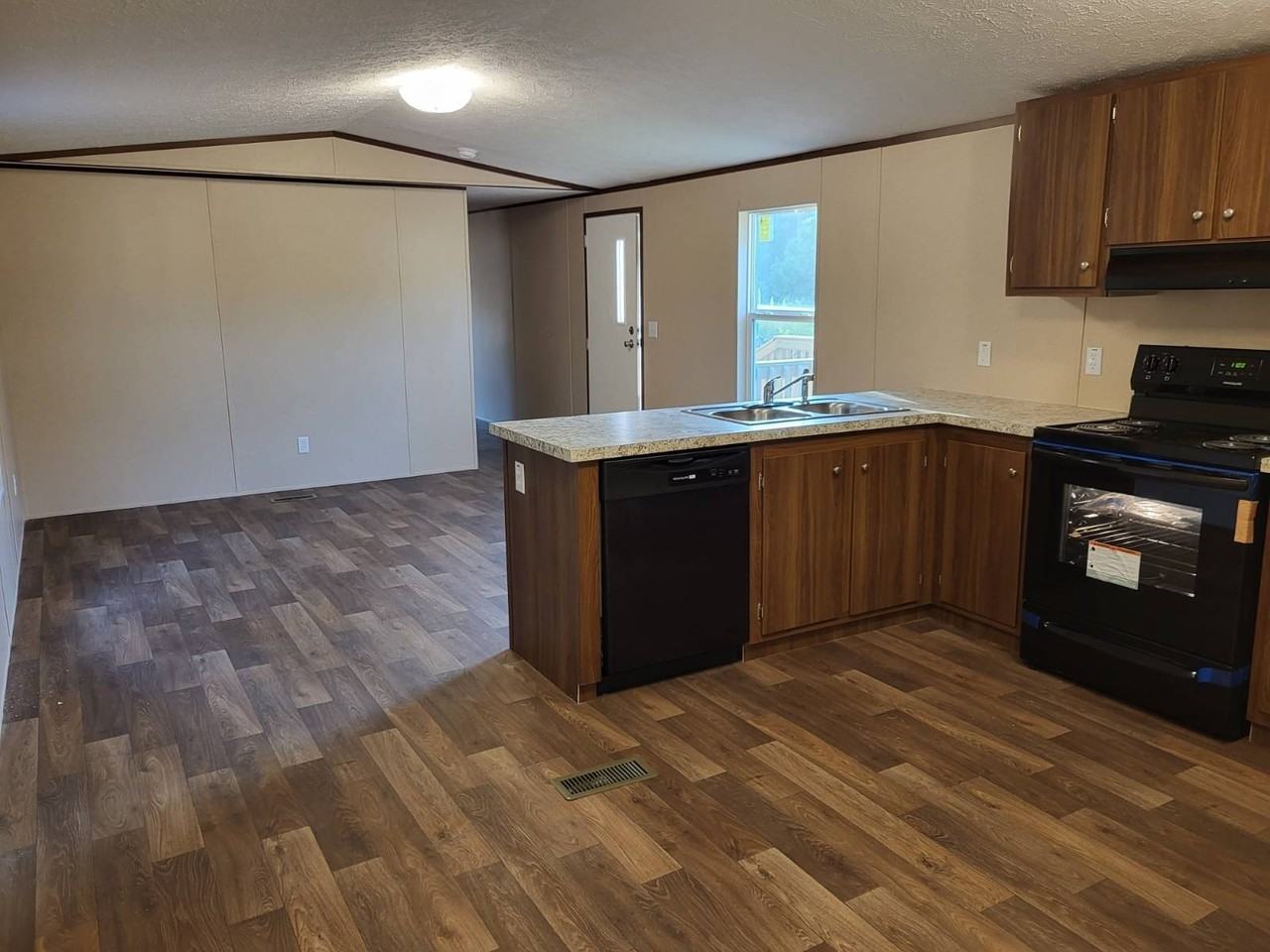 1597 Maplewood Dr - Photo 4 of 4