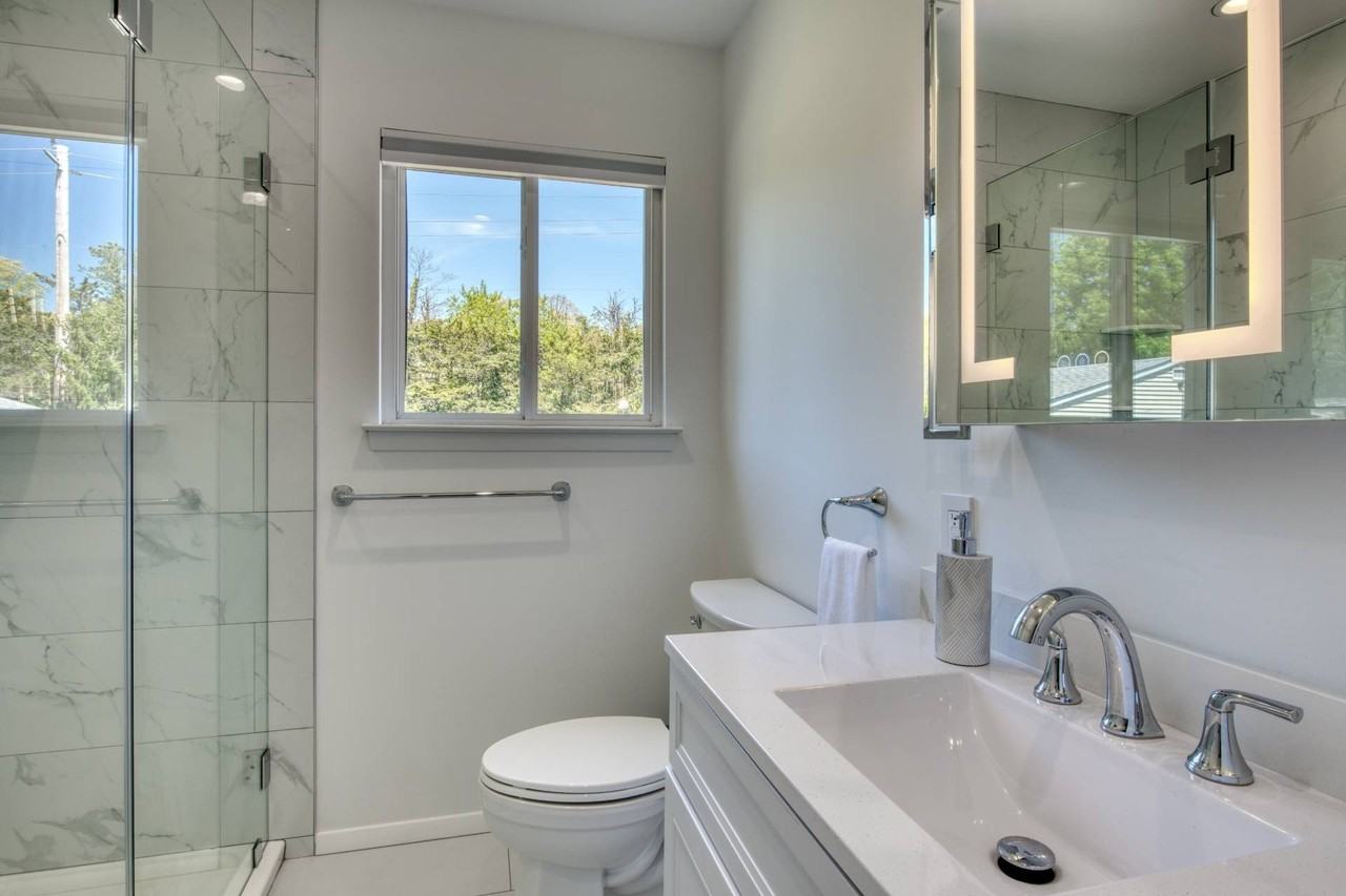 88 Old Country Rd - Photo 5 of 10