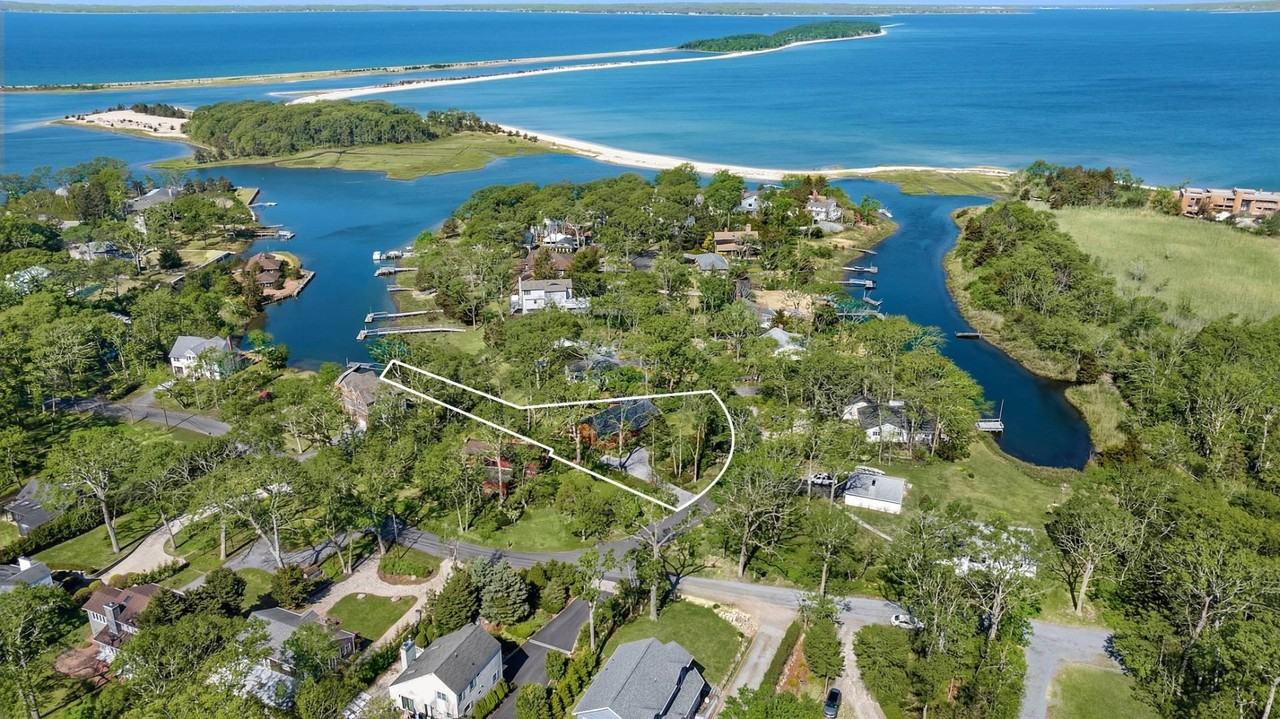 31 Noyack Harbor Rd - Photo 2 of 14