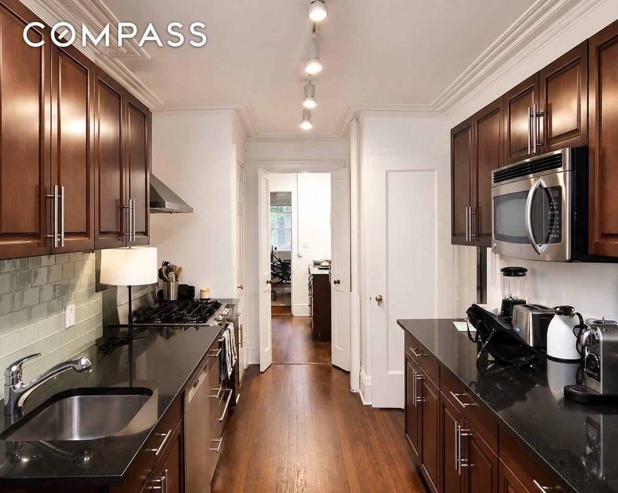 216 E 61st St #TH - Photo 3 of 8