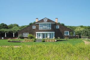 featured image of 466 Noyack Path