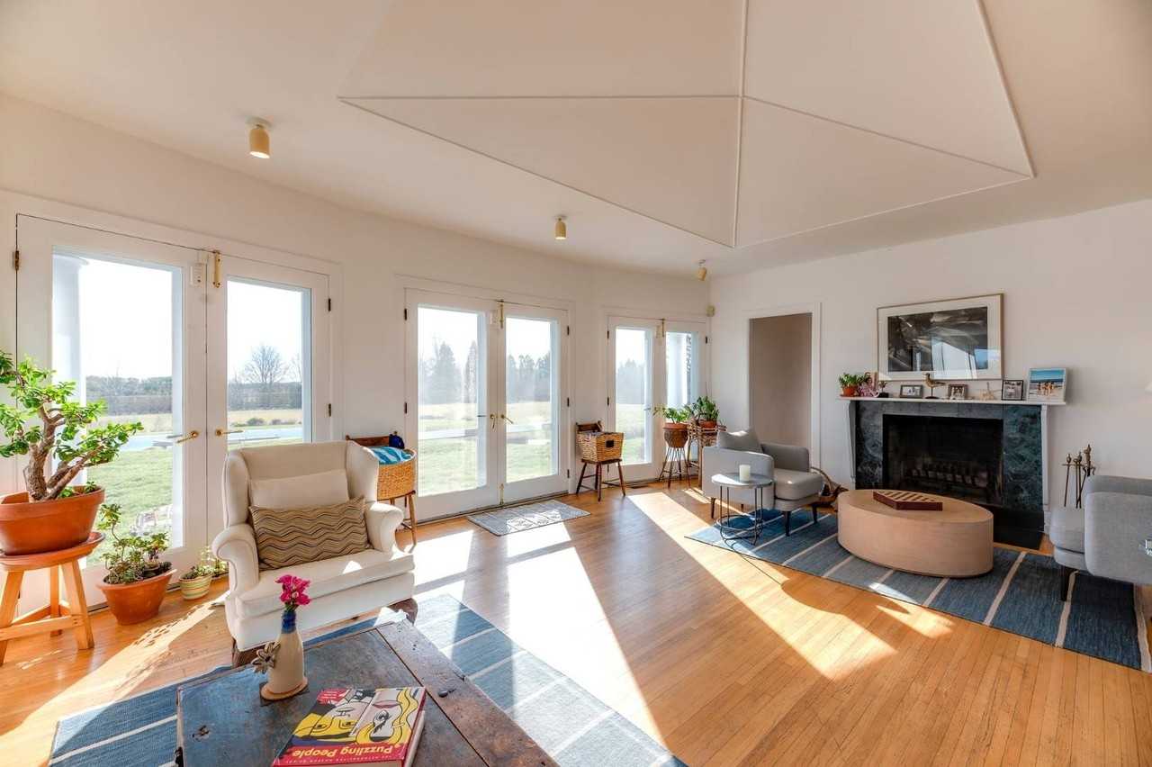 466 Noyack Path - Photo 7 of 18