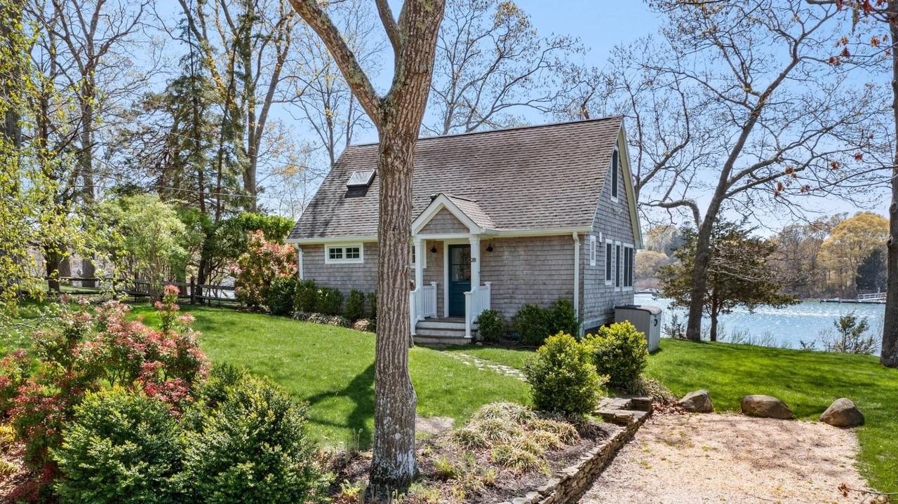 28 Robins Ln - Photo 2 of 14