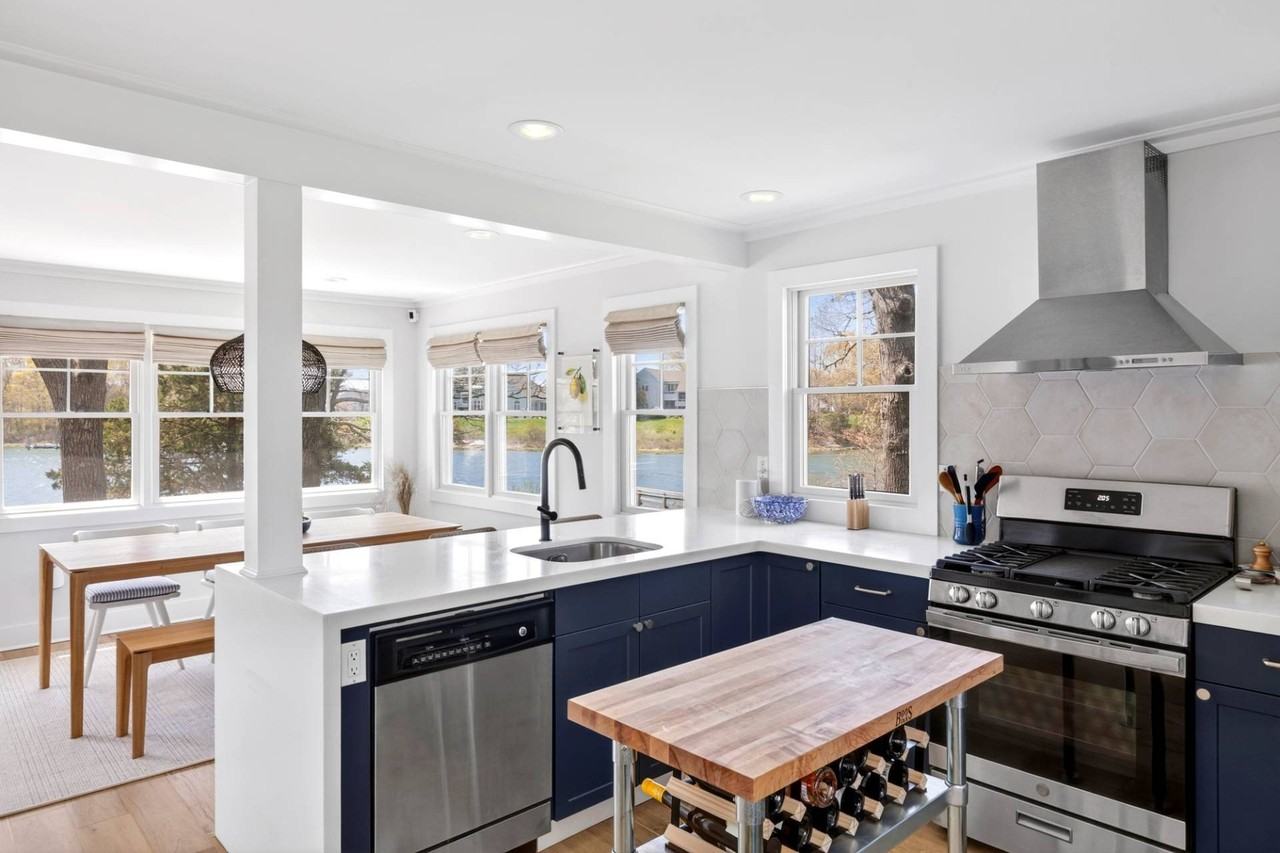 28 Robins Ln - Photo 5 of 14