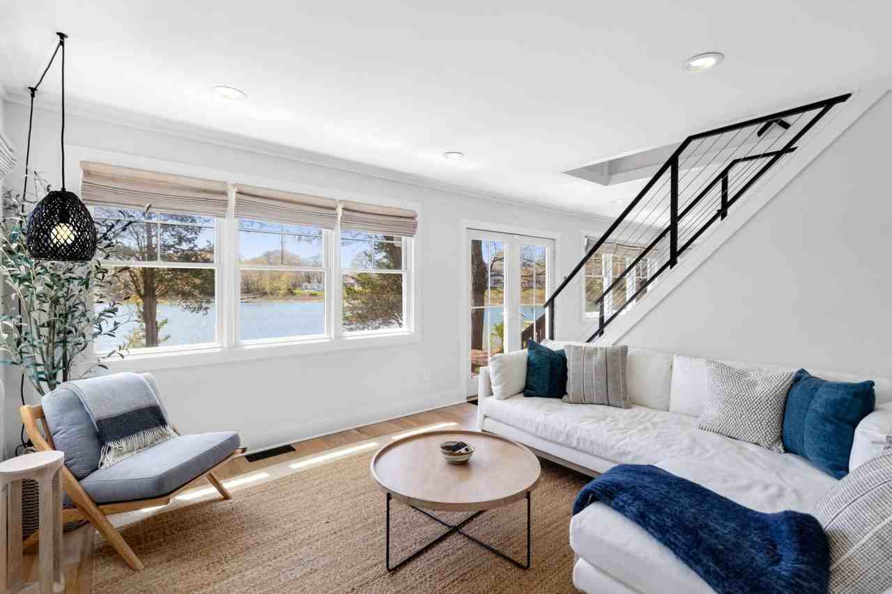 28 Robins Ln - Photo 7 of 14