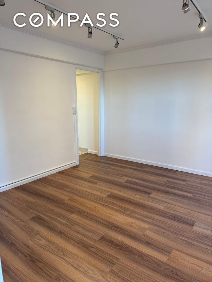 40 Sutton Pl #7A - Photo 2 of 11