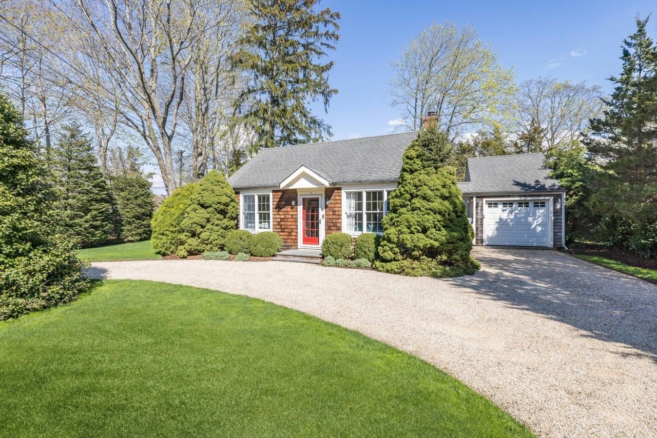 1638 Bhampton Sag Harbor Tpke - Photo 2 of 10