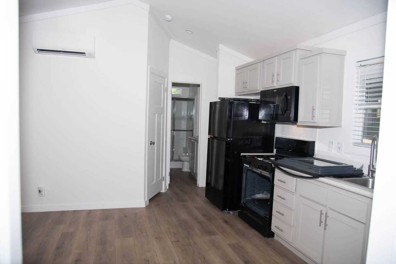 2351 E Grand Ave #D8 - Photo 4 of 12
