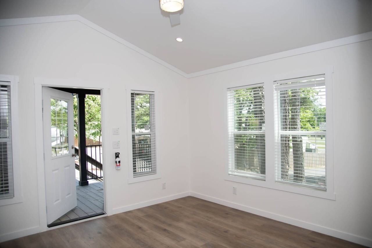 2351 E Grand Ave #D8 - Photo 5 of 12