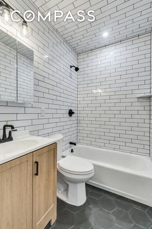 194 Sackett St - Photo 2 of 12