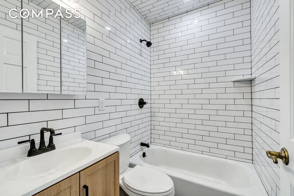 194 Sackett St - Photo 4 of 12