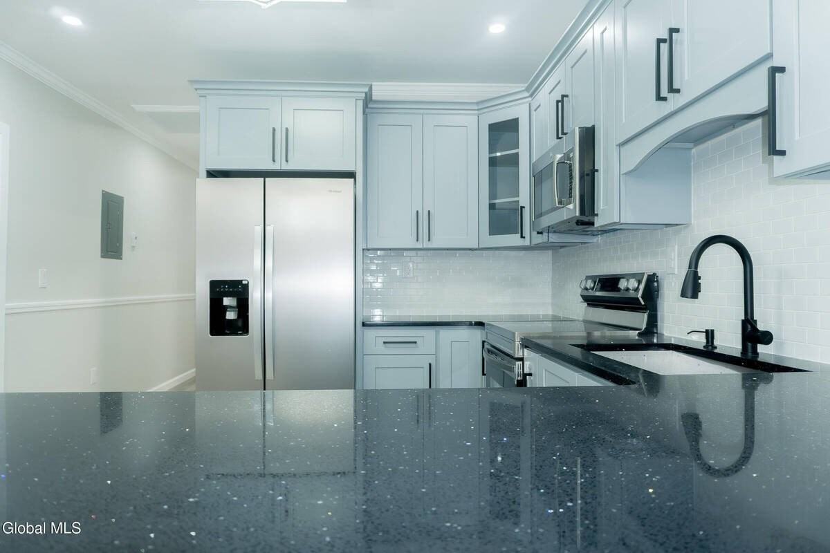 418 Third St #2FL - Photo 7 of 29