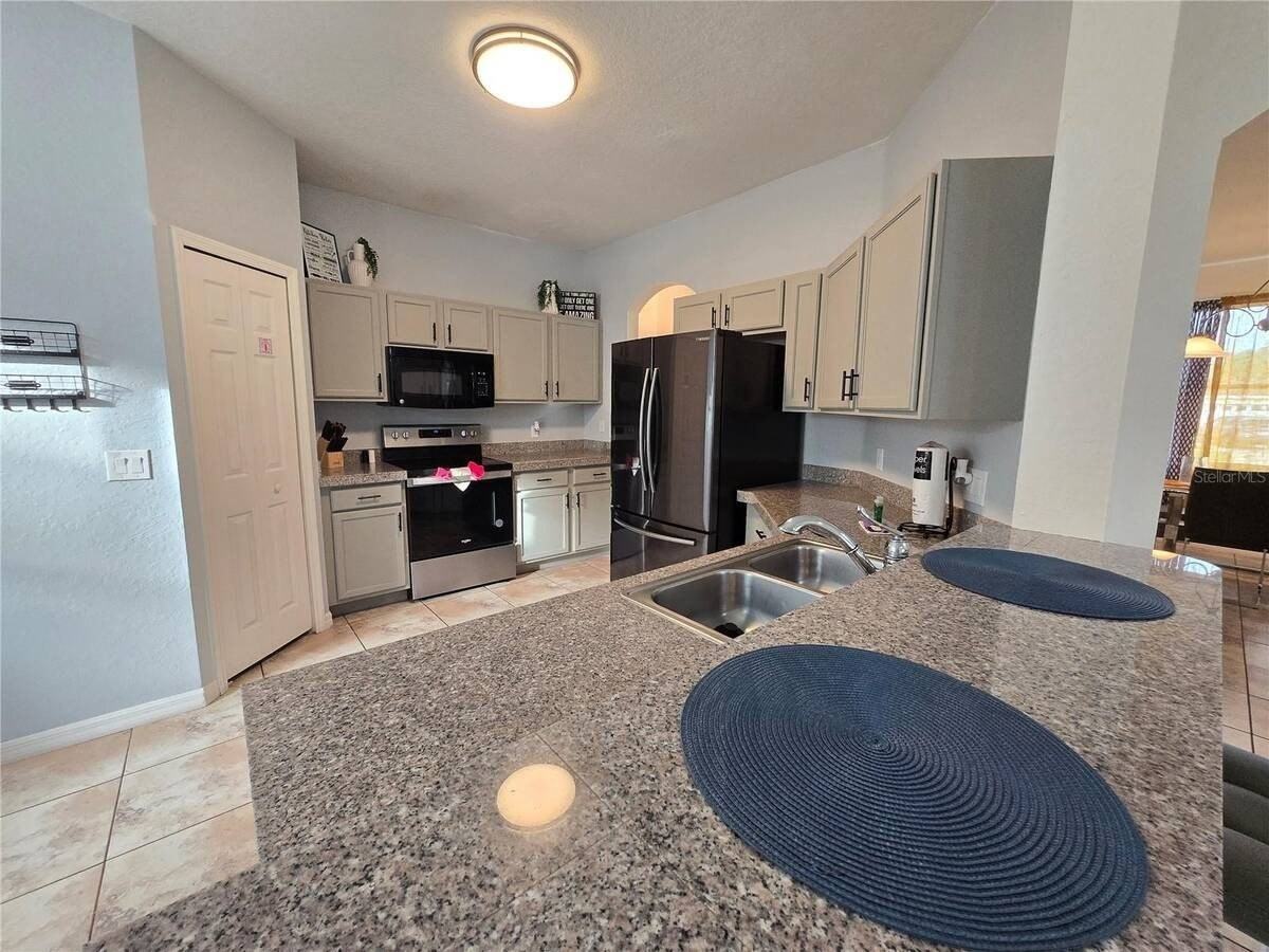 930 Oxford Dr - Photo 6 of 49