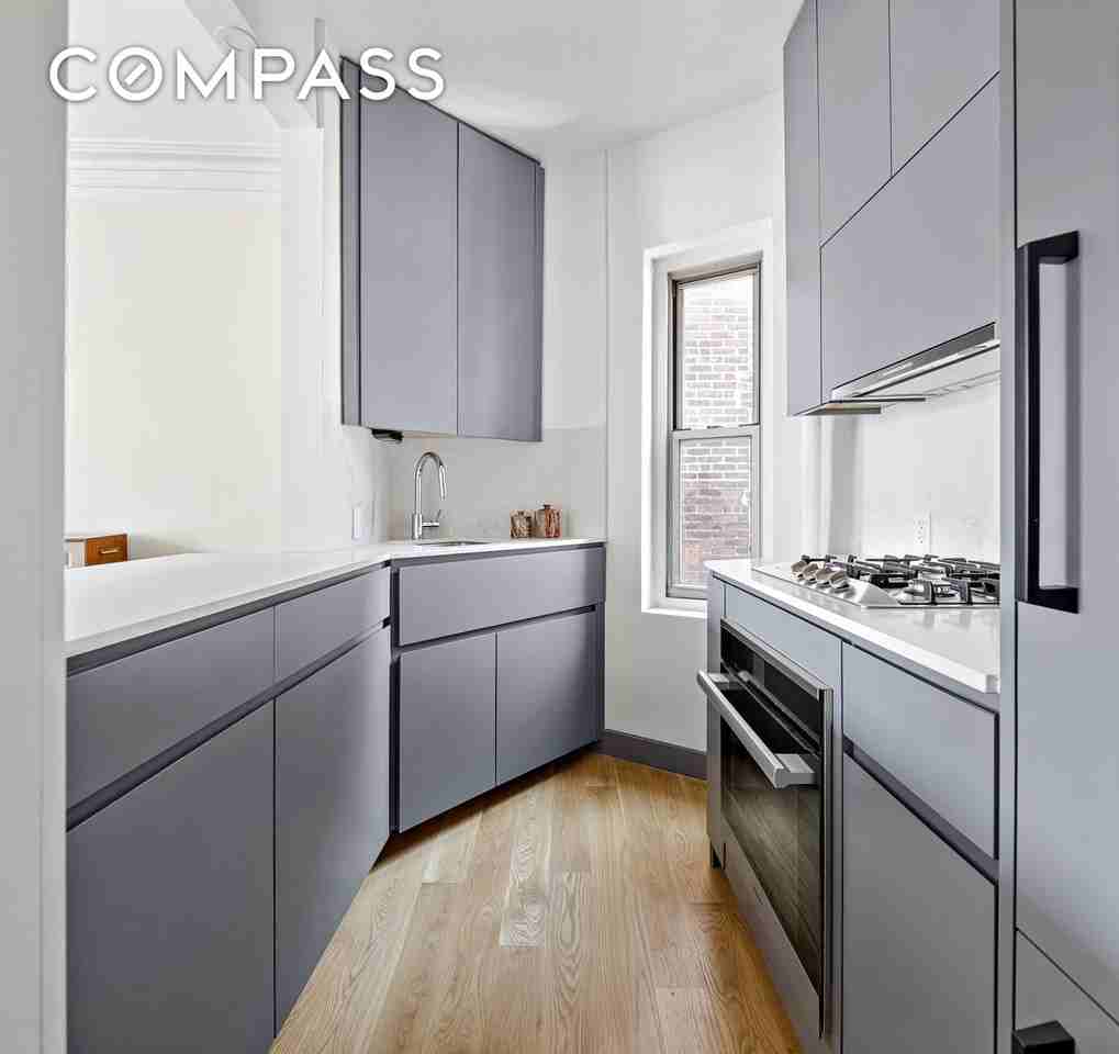 306 W 4th St #E3 - Photo 3 of 5