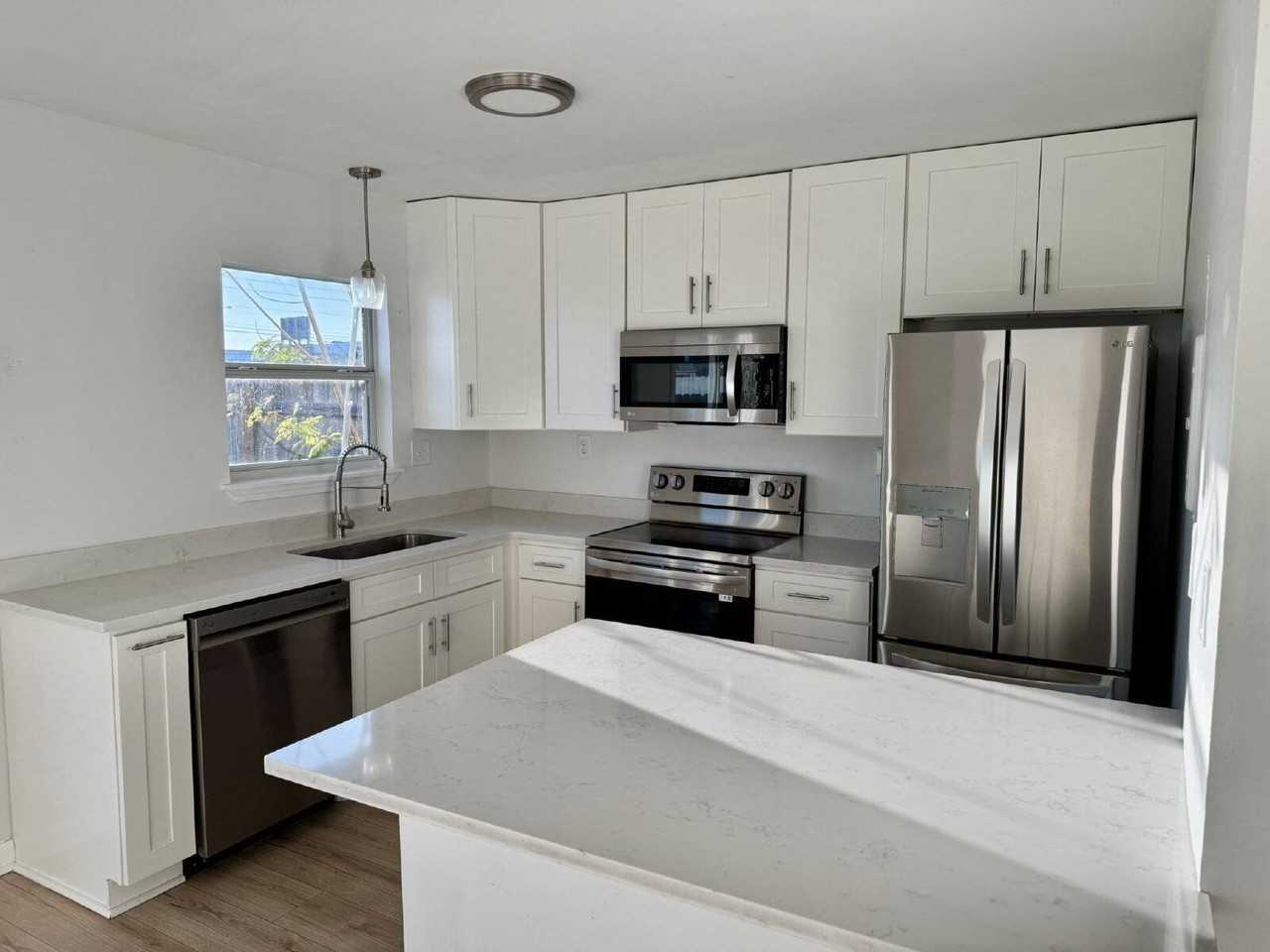 8003 Beach Dr #A - Photo 5 of 22