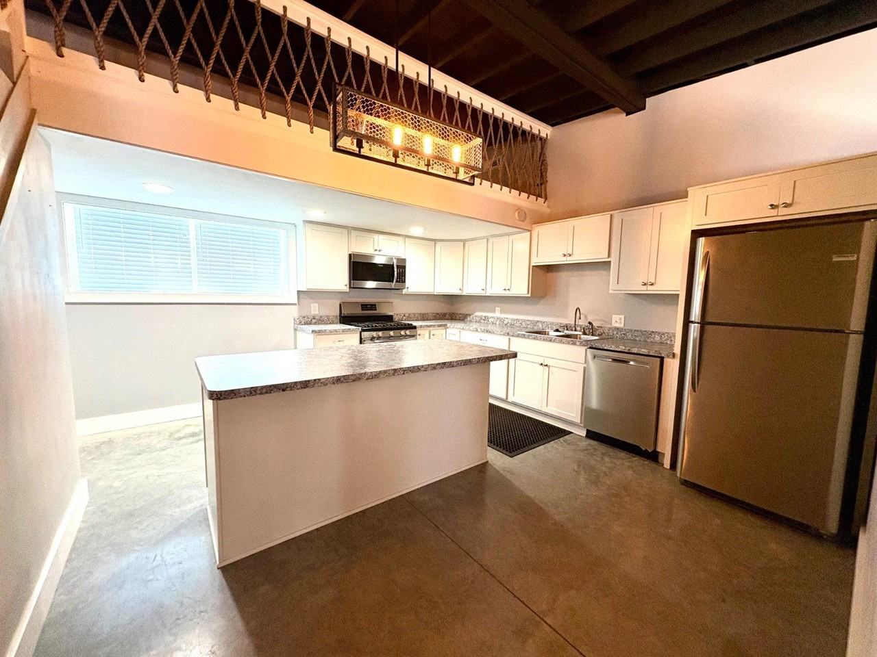 606 Main St #B - Photo 3 of 8