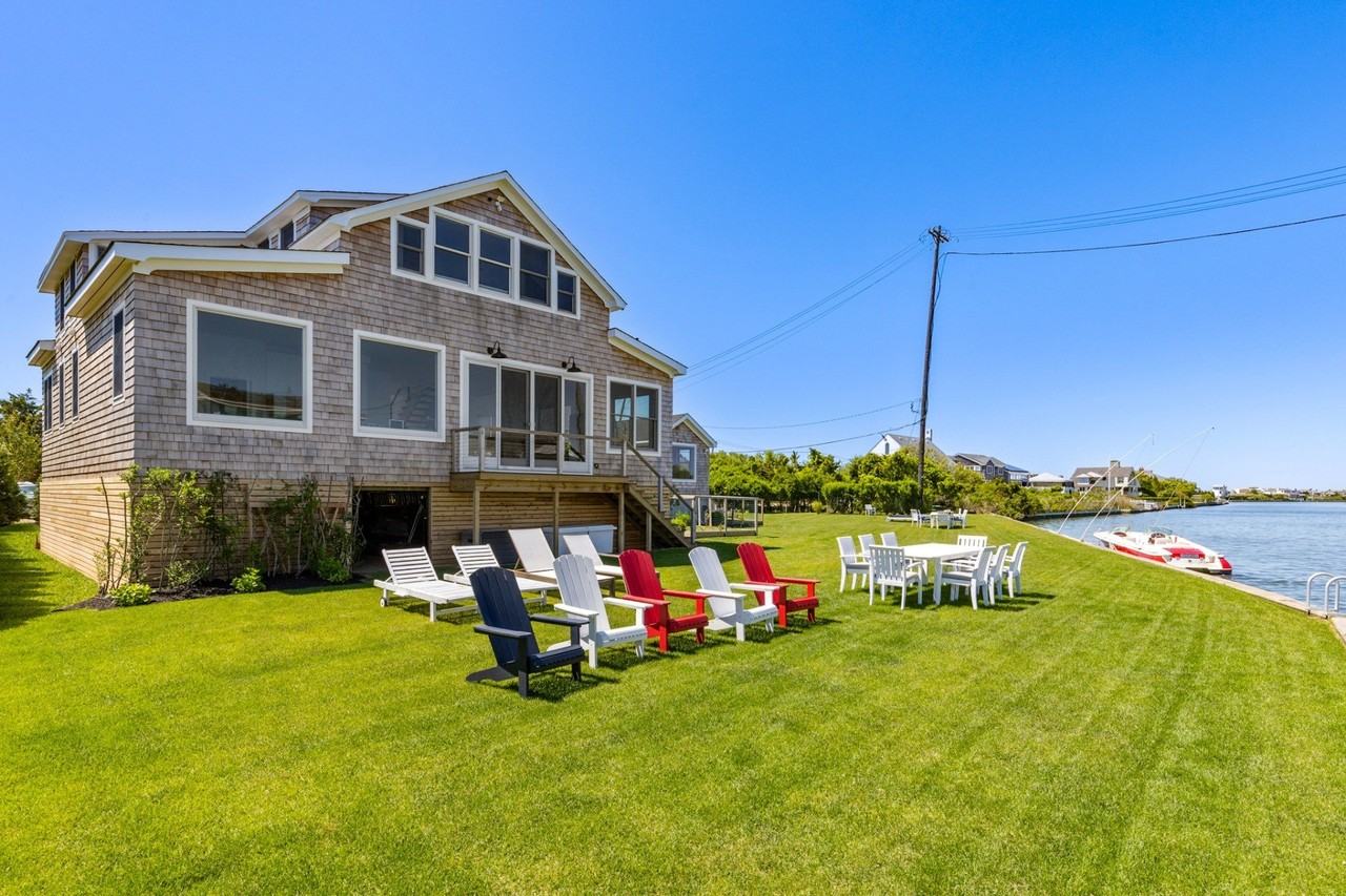 61 Dune Rd - Photo 2 of 22