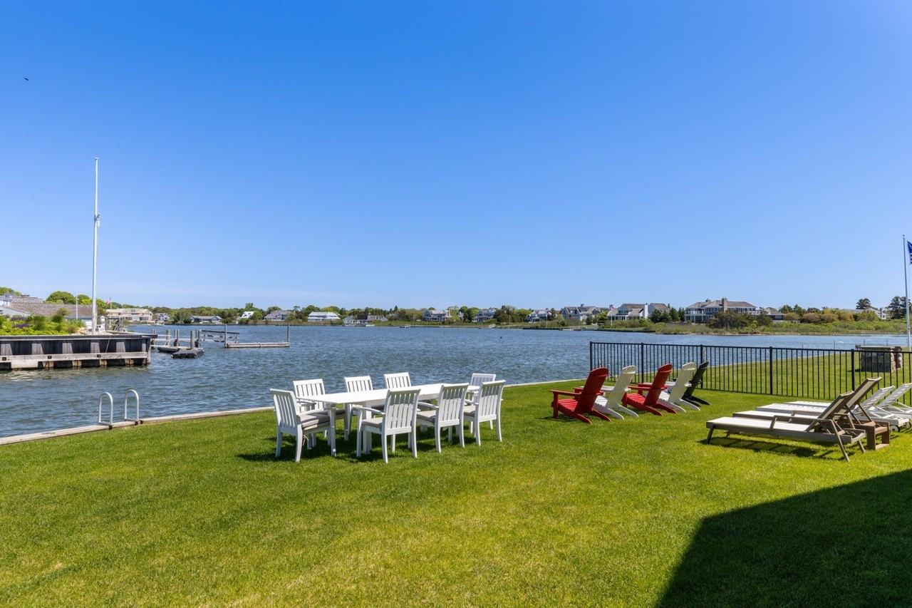 61 Dune Rd - Photo 3 of 22