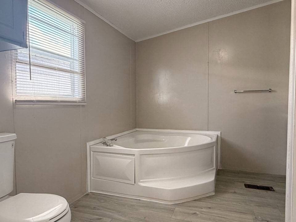 2112 Colonial Dr - Photo 4 of 11