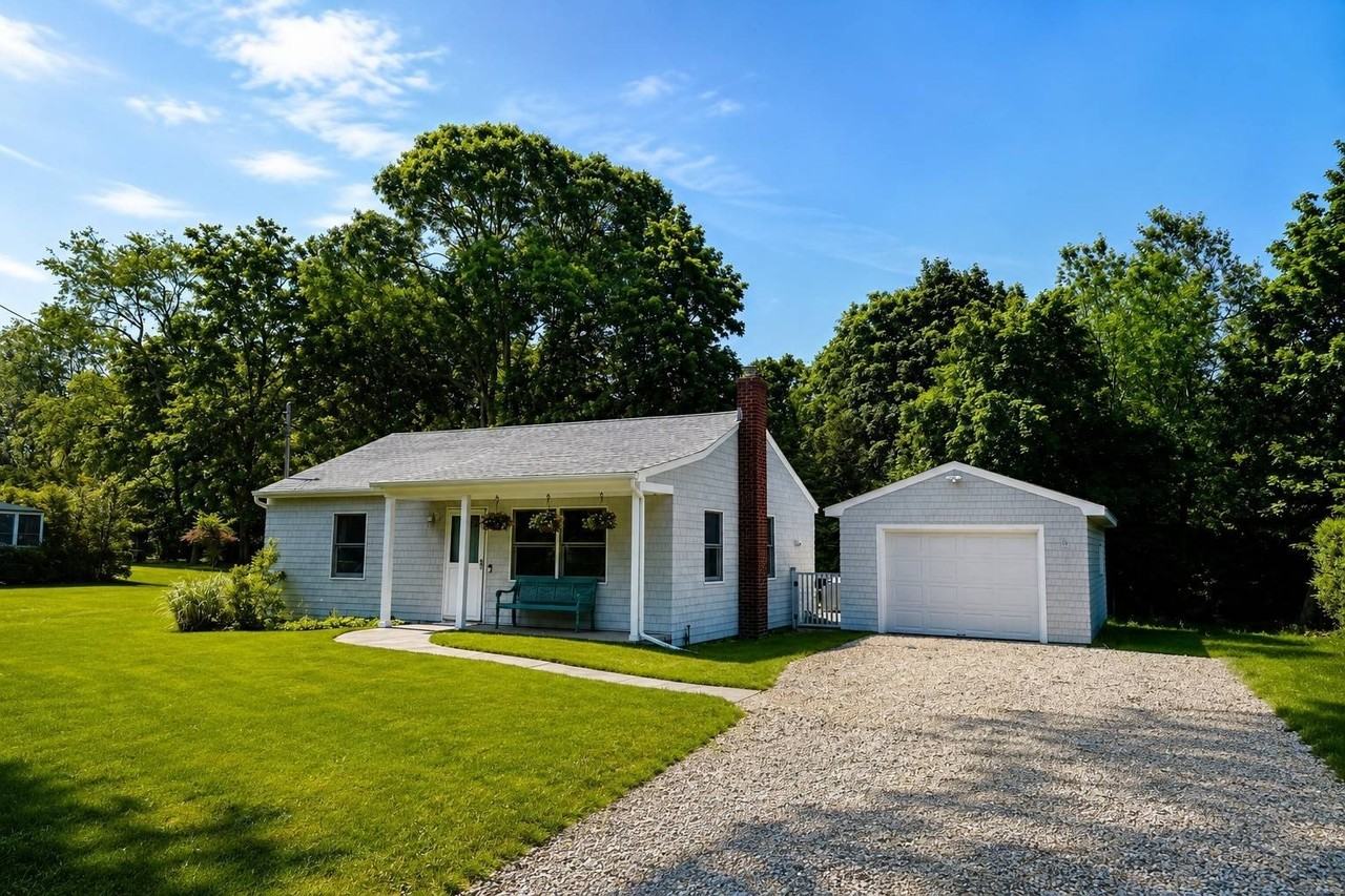 31 Bayberry Ln - Photo 2 of 14