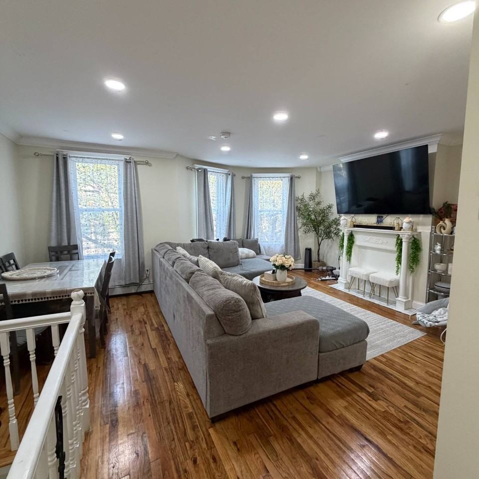 1141 Beach Ave #2ndFL