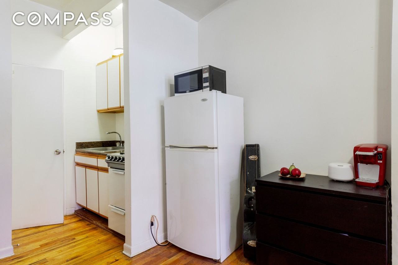 510 E 5th St #B - Photo 3 of 5