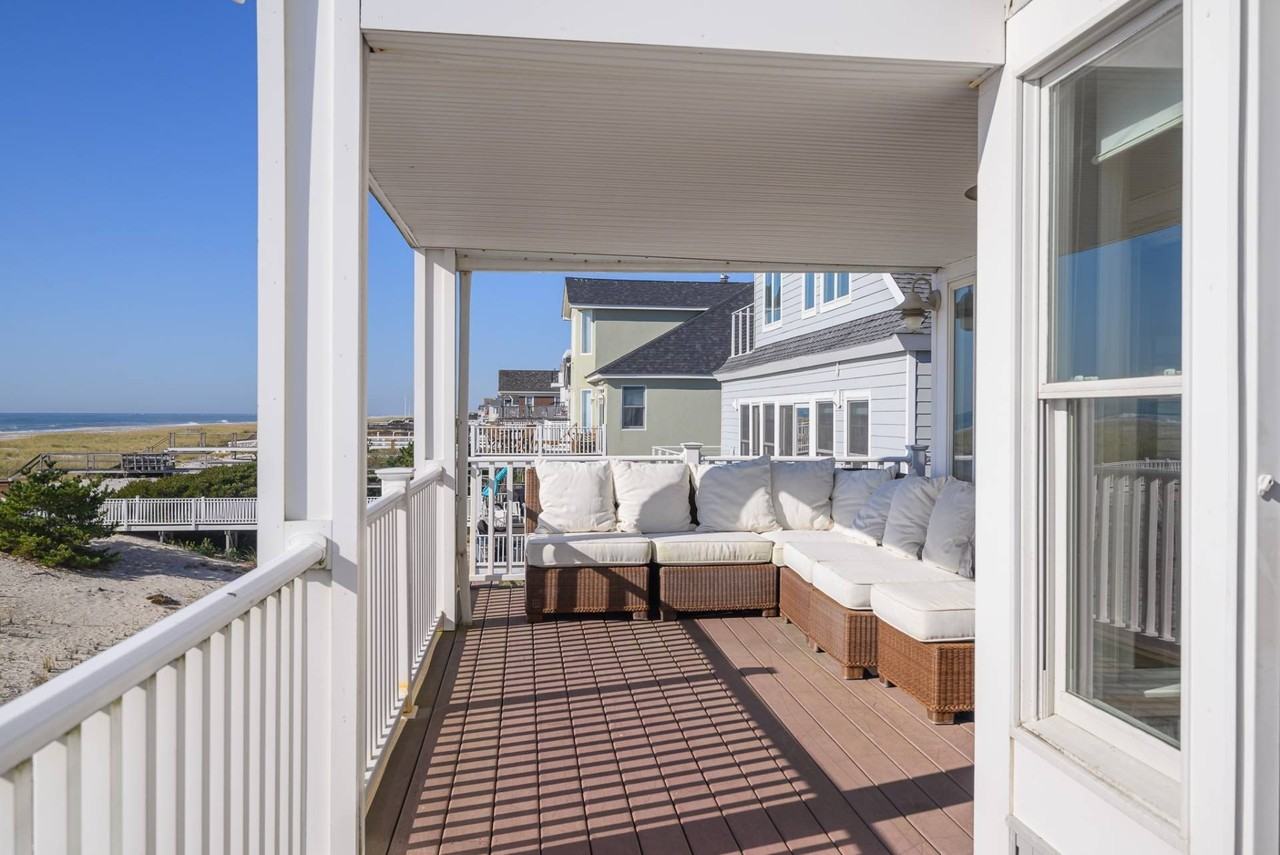 863 Dune Rd - Photo 2 of 36