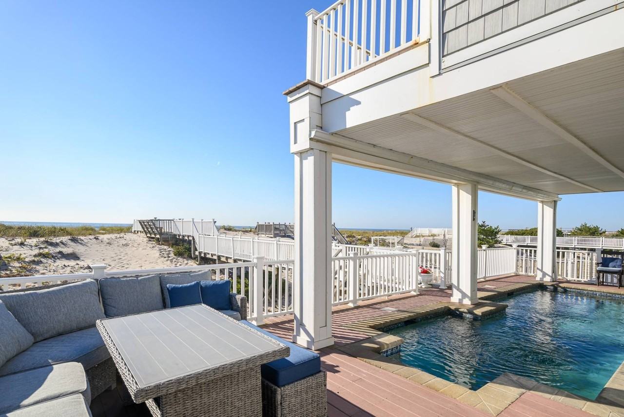 863 Dune Rd - Photo 3 of 36
