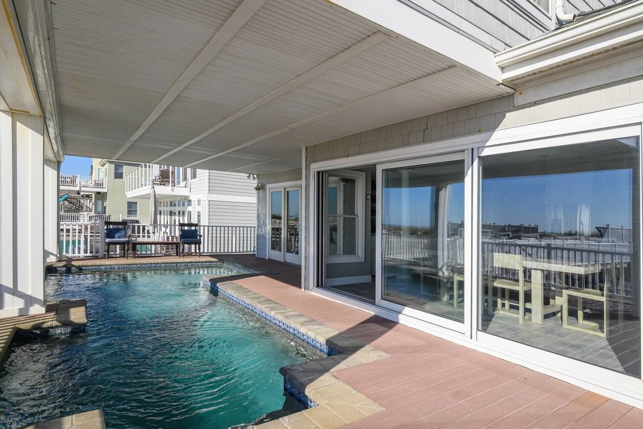 863 Dune Rd - Photo 4 of 36