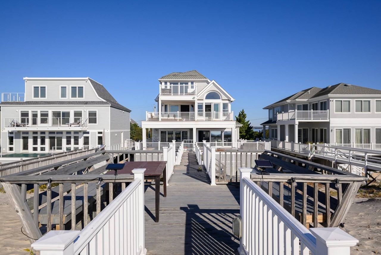 863 Dune Rd - Photo 7 of 36