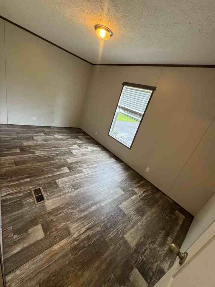 269 Manchester Ave - Photo 5 of 13