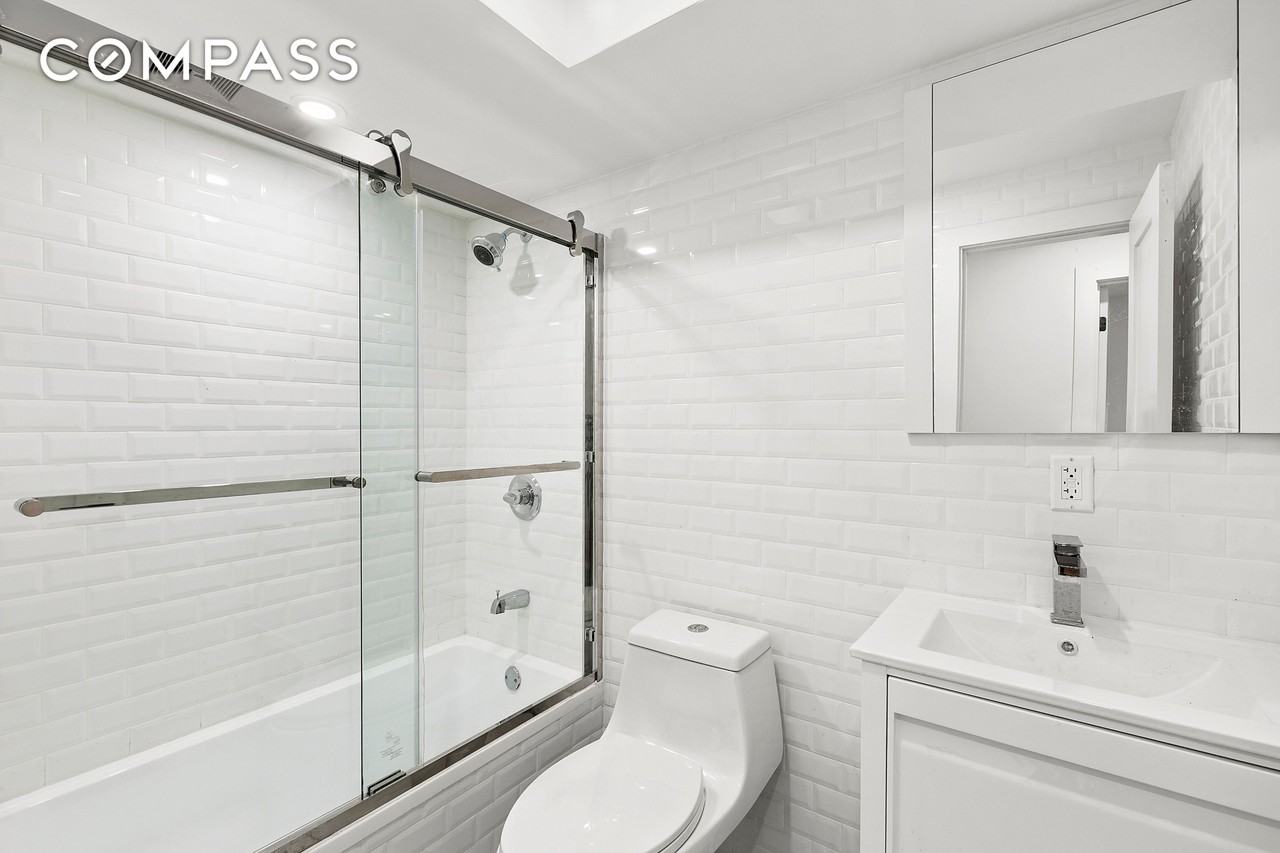 578 Bainbridge St - Photo 6 of 7