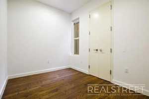 featured image of 911 Jefferson Ave #1L