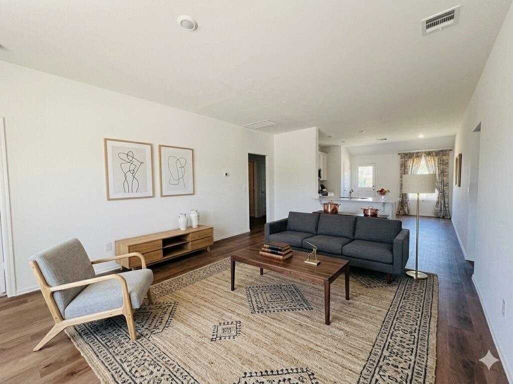 604 Hillsboro Dr - Photo 3 of 27