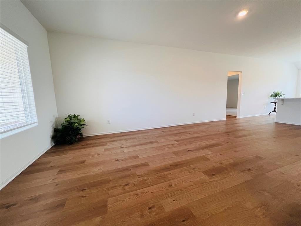 604 Hillsboro Dr - Photo 4 of 27
