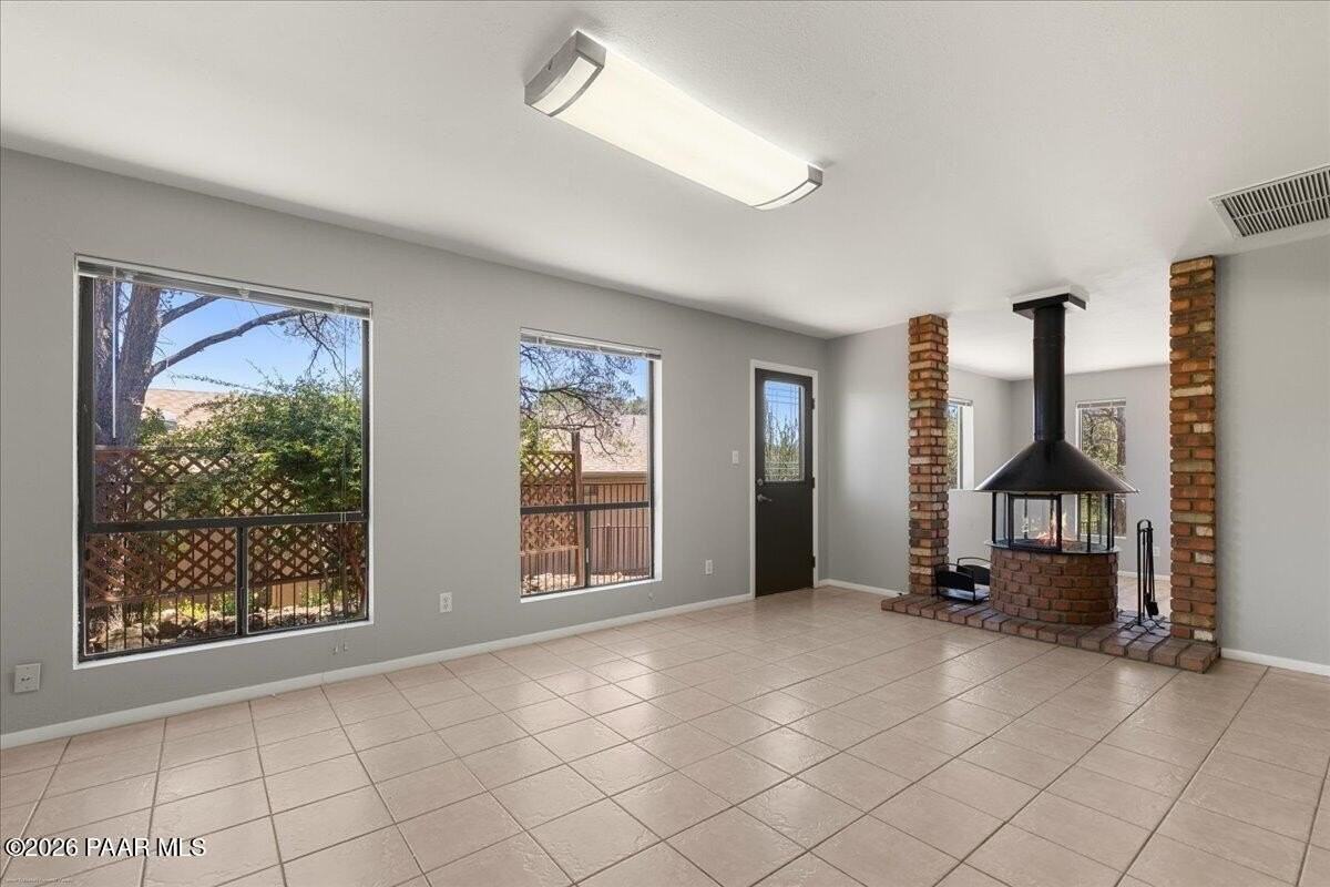642 Sunrise Blvd - Photo 3 of 18