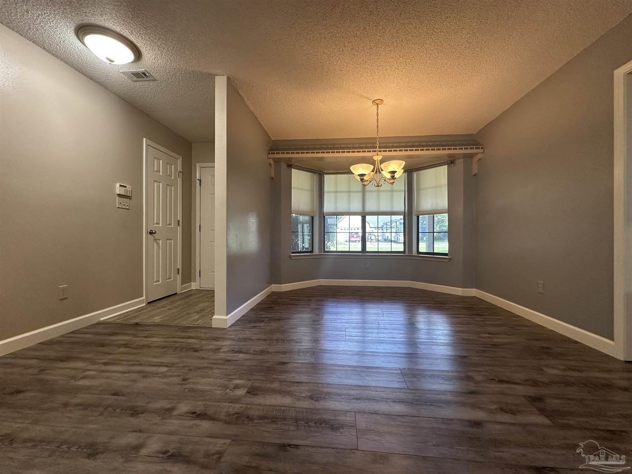 304 Arabian Dr - Photo 5 of 37