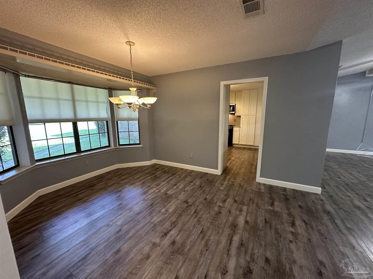 304 Arabian Dr - Photo 6 of 37