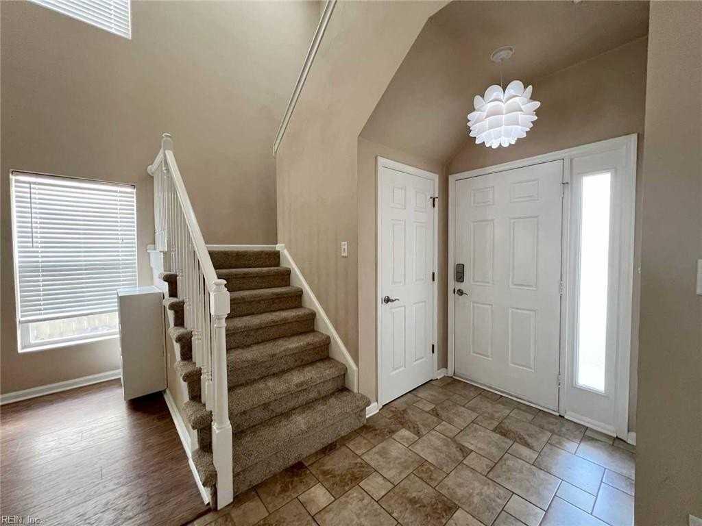 1812 Kempsville Crossing Ln - Photo 3 of 45