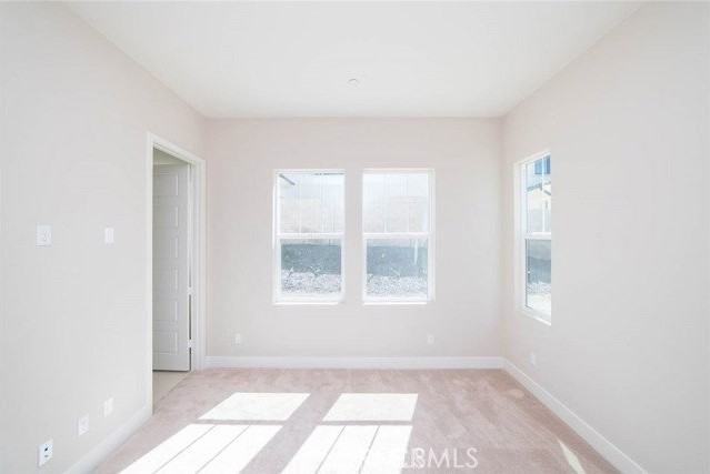 63 Harlow - Photo 4 of 8